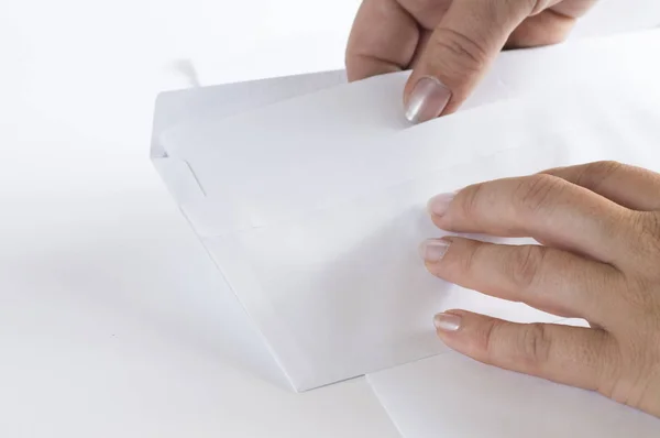 Ręka Trzymająca Notatkę Papierową Białym Tle — Zdjęcie stockowe