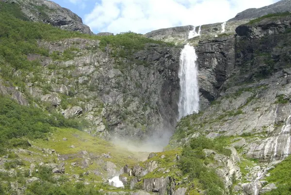 Hermosa Cascada Sobre Fondo Naturaleza — Foto de Stock