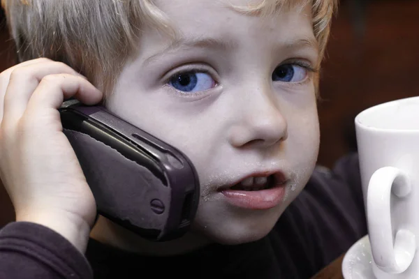 Cep Telefonu Olan Çocuk — Stok fotoğraf