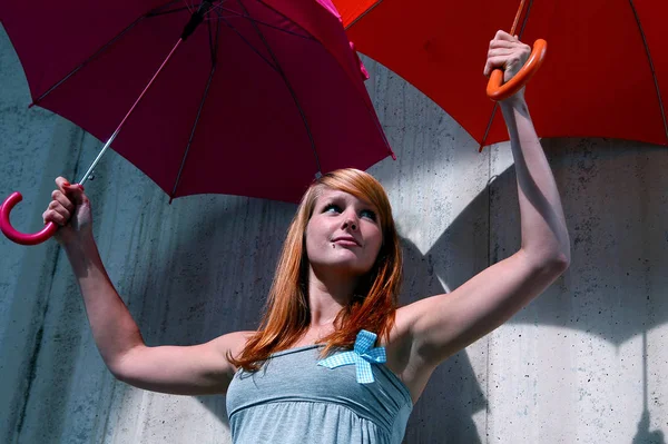 Junge Frau Mit Regenschirm Regen — Stockfoto