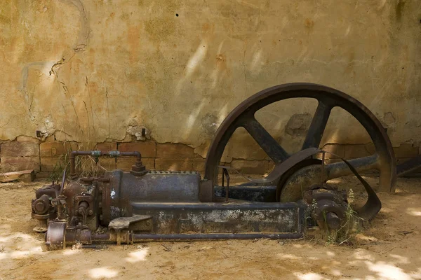 Overblijfselen Van Een Stoommachine Voor Okerwinning Rustreelmijn — Stockfoto