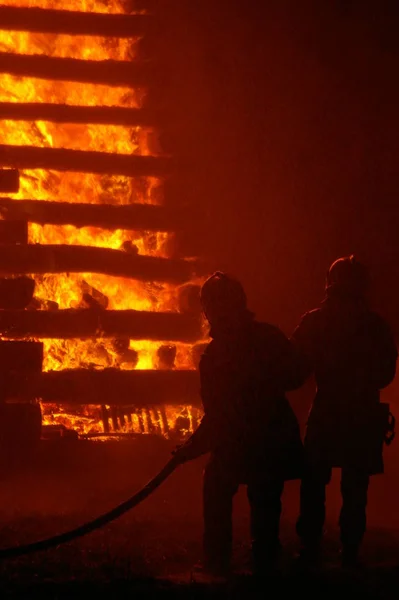 Силуэт Мужчины Женщины Рождественской Елкой — стоковое фото