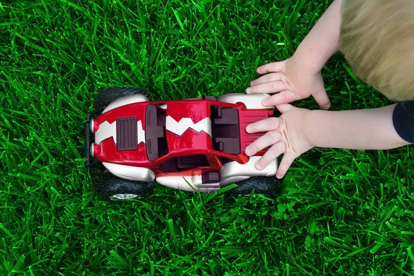 Flicka Röda Skor Och Sneakers Gräset — Stockfoto