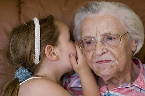 Secreto Entre Abuela Nieta —  Fotos de Stock