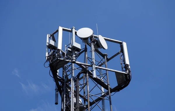 Antenne Parabolique Sur Fond Bleu Ciel — Photo