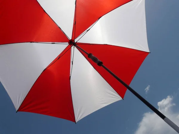 Rode Paraplu Achtergrond Van Lucht — Stockfoto