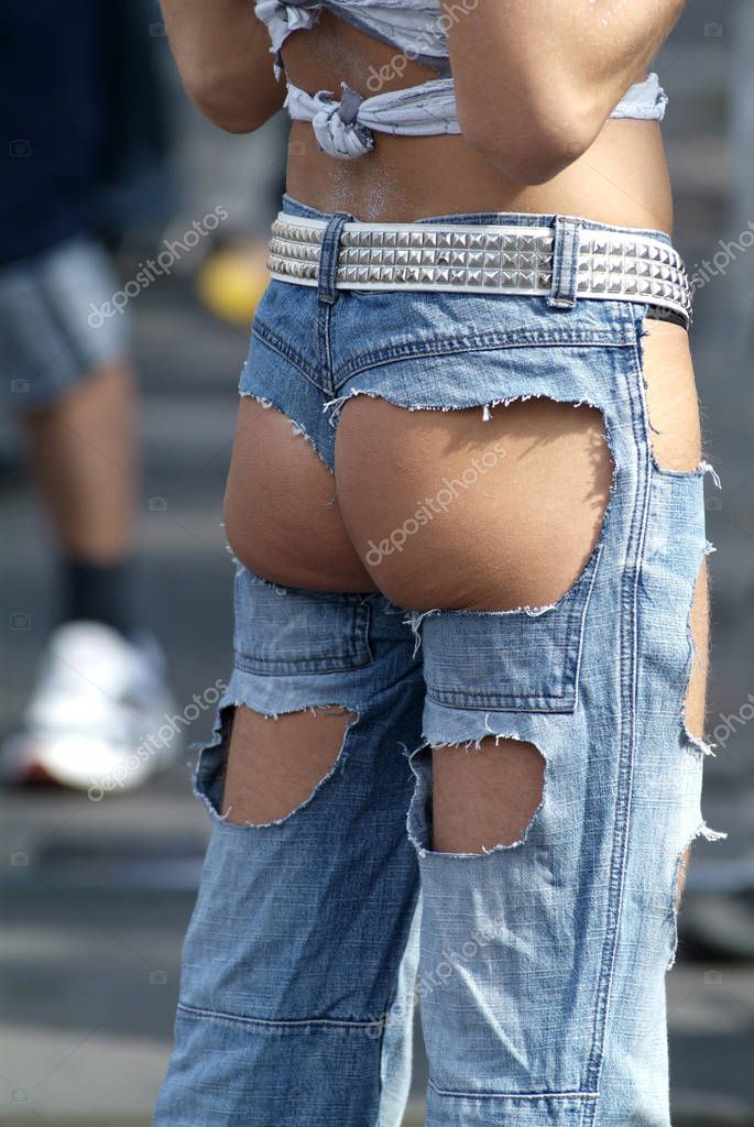 Pantalon roto de las pompas sale