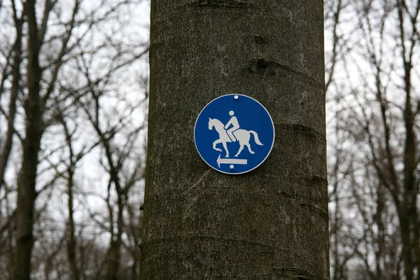 Sinal Mão Humana Segurando Sinal Homem Andando Parque — Fotografia de Stock