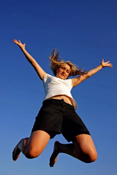 Молодая Женщина Прыгающая Голубое Небо — стоковое фото