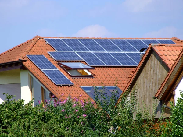 Güneş Enerjisi Sistemi Elektrik Üretimi — Stok fotoğraf