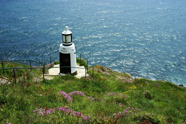 Cornwall Déli Partjának Sziklái Fölött Polperro Előtt Áll Kis Világítótorony — Stock Fotó