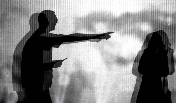 Silhouette Uomo Una Donna Con Una Pistola — Foto Stock