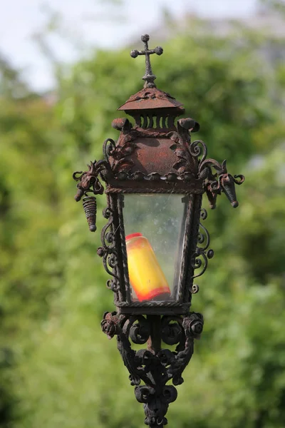 Velho Rusty Lanterna Grave — Fotografia de Stock