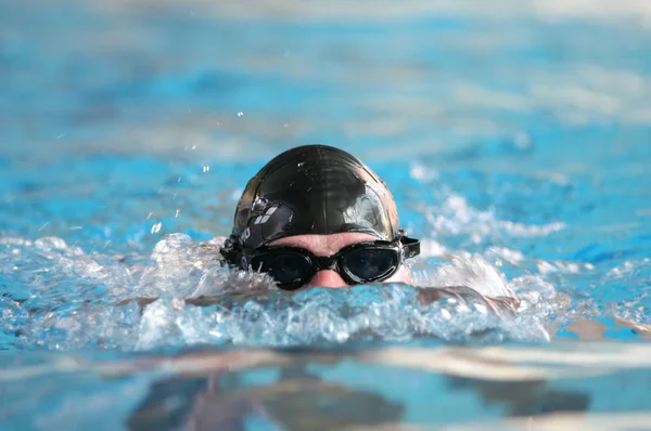 Fiatal Fiú Szemüvegben Búvármaszk Úszás Medencében — Stock Fotó