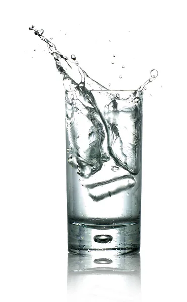 유리잔으로 떨어지는 얼음덩어리 — 스톡 사진
