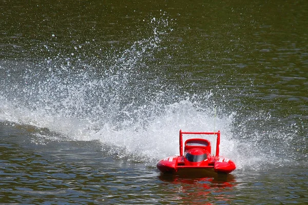 Een Rode Brandkraan Het Park — Stockfoto