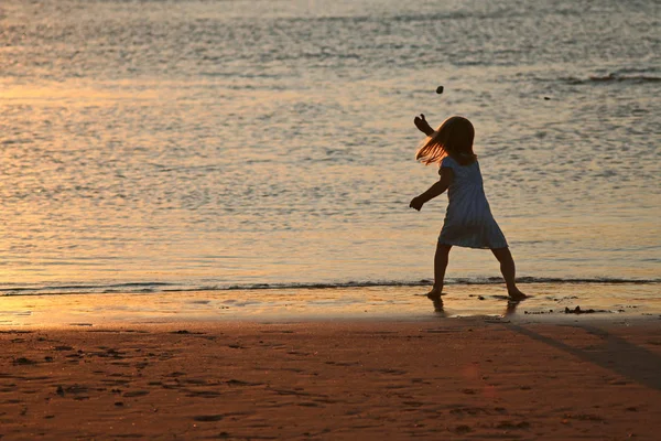 Une Jeune Fille Lance Des Pierres — Photo