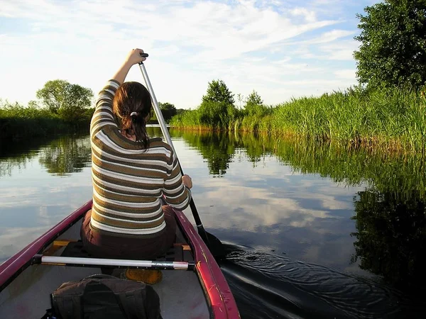 Mujer Joven Pescando Río —  Fotos de Stock