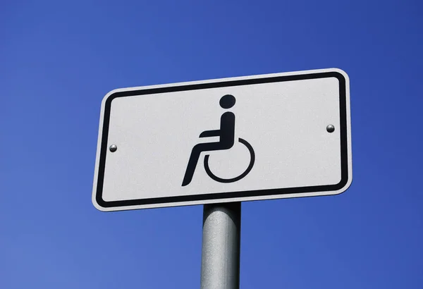 Znak Dla Niepełnosprawnych Ulicy Izolowany Białym Tle — Zdjęcie stockowe