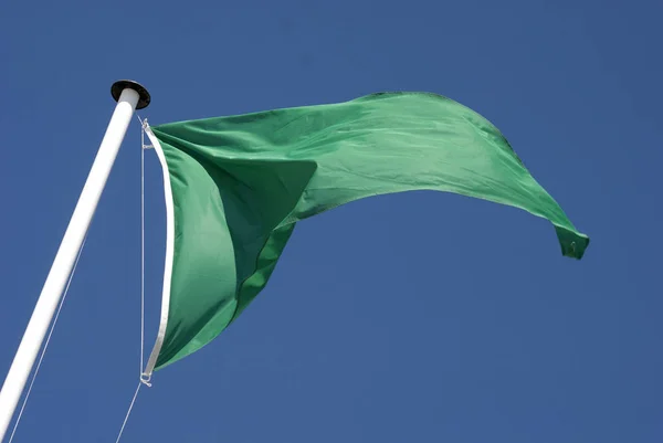 Green Flag Pole Blue Sky — Stock Photo, Image