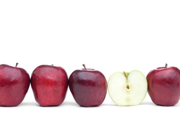Κόκκινα Νόστιμα Μήλα Ένα Άτομο Τρώγονται Πράσινο Μήλο — Φωτογραφία Αρχείου
