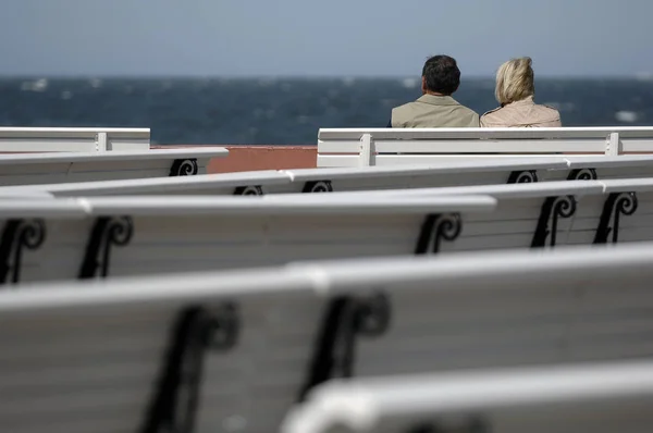 Coppia Seduta Sul Molo Guardando Distanza — Foto Stock