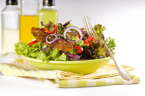 Kleurrijke Salade Met Spek Strips — Stockfoto