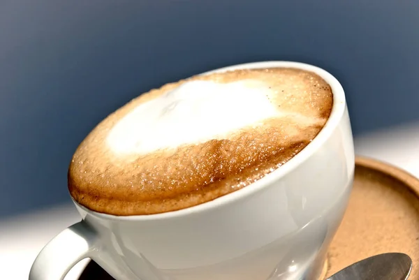Masanın Üzerinde Bir Fincan Kahve — Stok fotoğraf