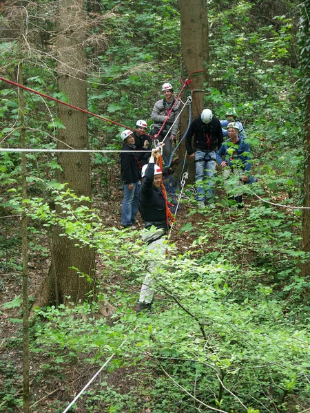 Prowizja Ruchomego Mostu Linowego Erlebnispaedagogisches Szkolenie Osobowości Amp — Zdjęcie stockowe