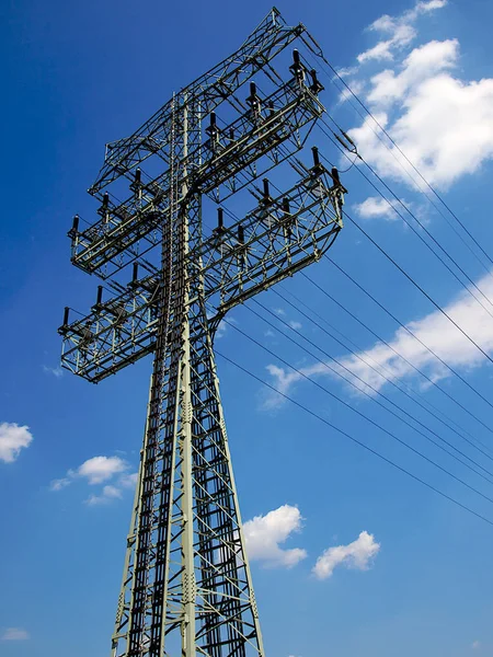 Mastro Central Elétrica Contra Céu Azul — Fotografia de Stock