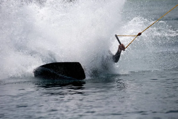 Uomo Giacca Cravatta Cavalcando Kayak Sul Fiume — Foto Stock