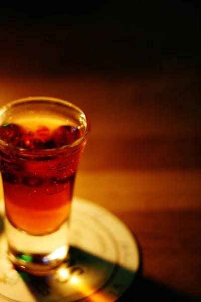 Vaso Whisky Con Hielo Sobre Fondo Oscuro — Foto de Stock