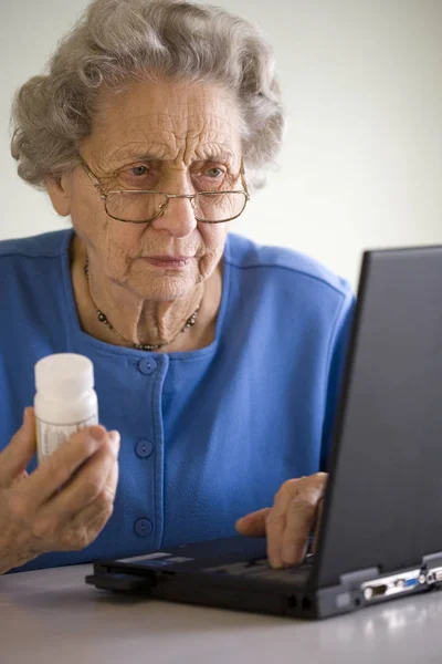 Senior Bestellt Medikamente Online — Stockfoto