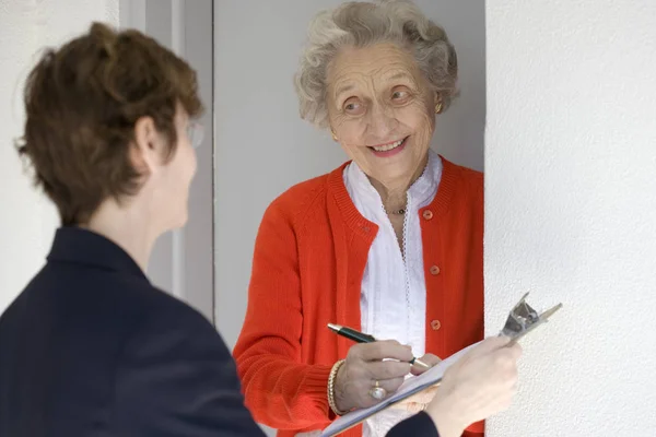 Sonriente Mujer Mayor Firmante Paz — Foto de Stock