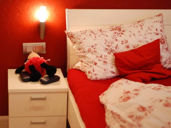 赤い枕と快適な枕のある寝室のインテリア — ストック写真