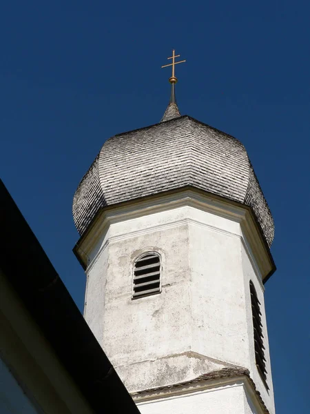 Kirchturm Vor Blauem Himmel — Stockfoto