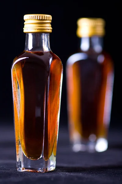 Verre Whisky Avec Une Bouteille Vodka Sur Fond Noir — Photo