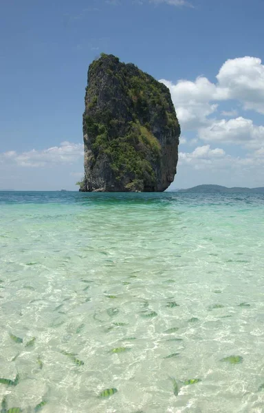 Grüne Felsen Blauen Meer — Stockfoto