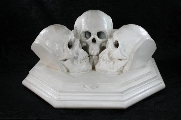 Cráneo Huesos Una Vela Muerta Fondo Negro — Foto de Stock