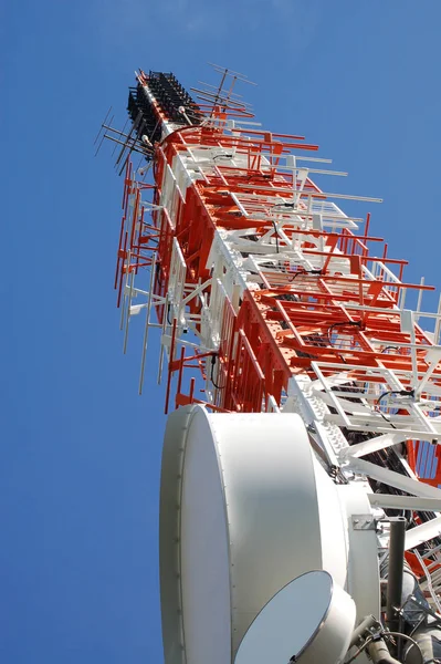 Tour Télécommunication Avec Antennes Contre Ciel Bleu — Photo