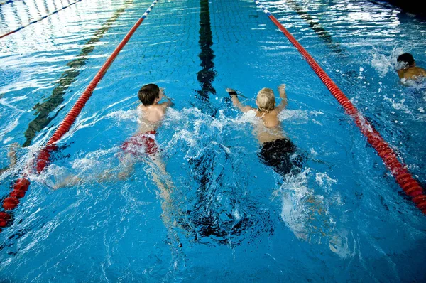 Jeune Garçon Fille Dans Piscine — Photo