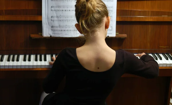 Девушка Играет Пианино — стоковое фото
