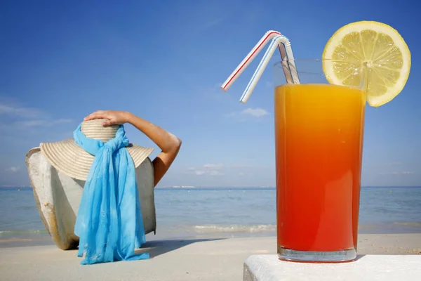 Vaso Cóctel Con Sombrero Paja Una Botella Limón Playa — Foto de Stock