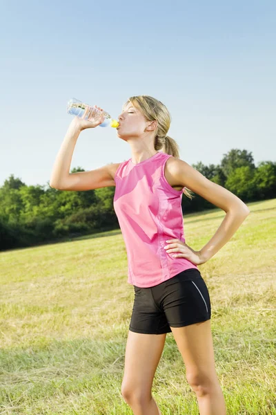 Giovane Donna Che Beve Acqua Dopo Esercizio — Foto Stock