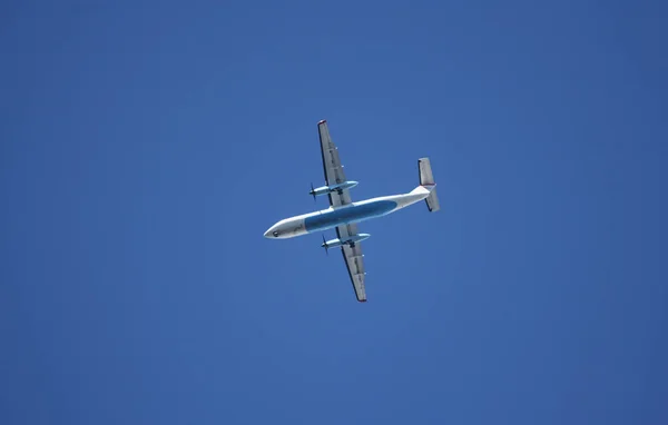 Летающий Дрон Камерой Голубом Небе — стоковое фото