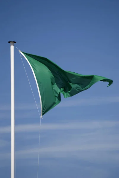 Groene Vlag Blauwe Lucht — Stockfoto