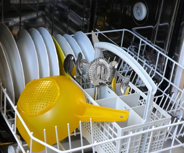 Tomar Pratos Para Fora Máquina Lavar Louça — Fotografia de Stock