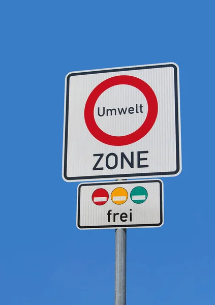 Verkehrszeichen Auf Der Straße — Stockfoto
