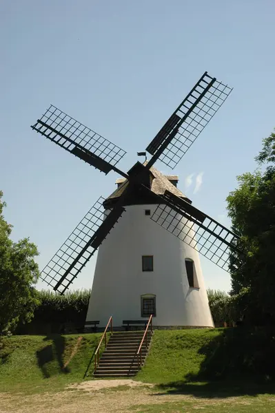 Malerischer Blick Auf Die Landschaft Mit Windmühlenbau — Stockfoto