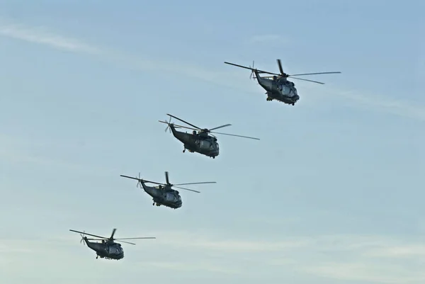 キルフィヨルドの上に4機のヘリコプター — ストック写真